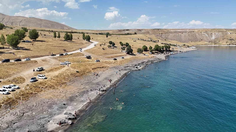 Sıcaktan bunalanlar kendilerini Van Gölü sahillerine attı
