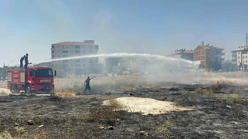 Elazığ’da mahalle arasında çıkan ot yangını söndürüldü
