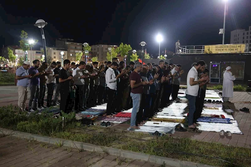 Muş’ta vatandaşlar Filistin için namaz kılıp dua etti
