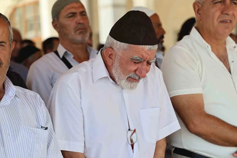 Haniye için kılınan cenaze namazında duygusal anlar: Yaşlı adam İsrail’i kınadı, gözyaşları döktü
