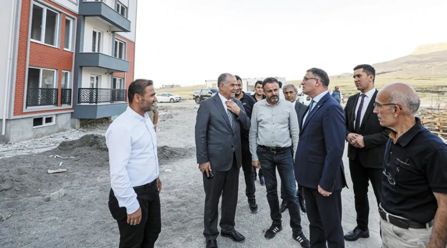 Van Valisi Ozan Balcı, yalnız kadınlar için yapılan yeni evlerin son durumunu kontrol etti
