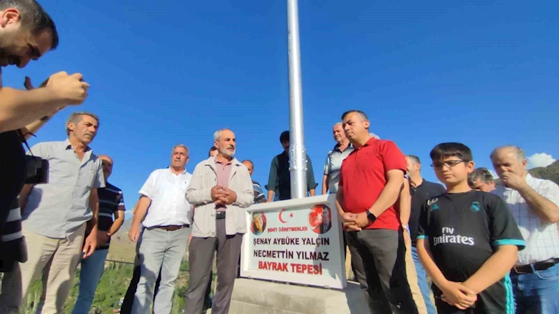 Bayrak adam, Şehit öğretmenler anısına 14 metrelik bayrak dikti
