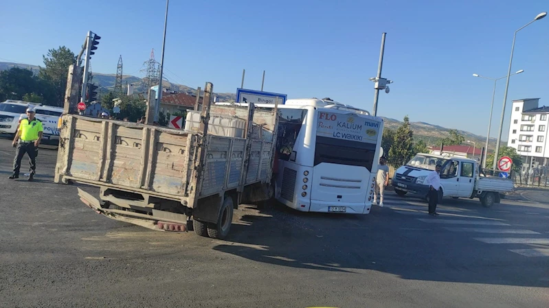 Bingöl’de kamyon ile halk otobüsü çarpıştı: 6 yaralı
