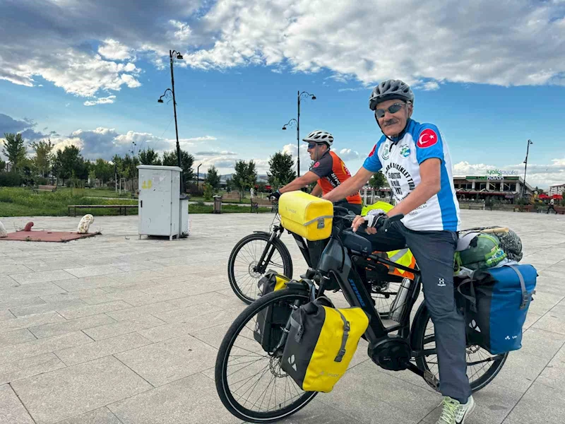 70 yaşındaki emekli, bisikletiyle Anadolu’yu geziyor
