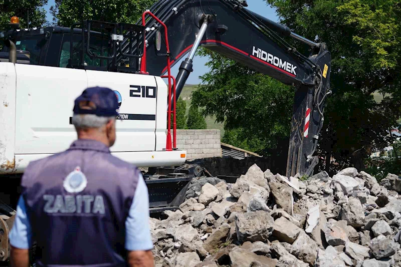 Kars belediyesi kenti metruk binalardan temizliyor
