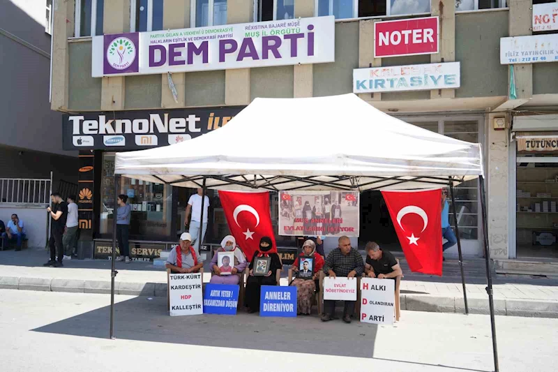 Muşlu ailelerin DEM Parti önündeki evlat nöbeti kararlılıkla devam ediyor