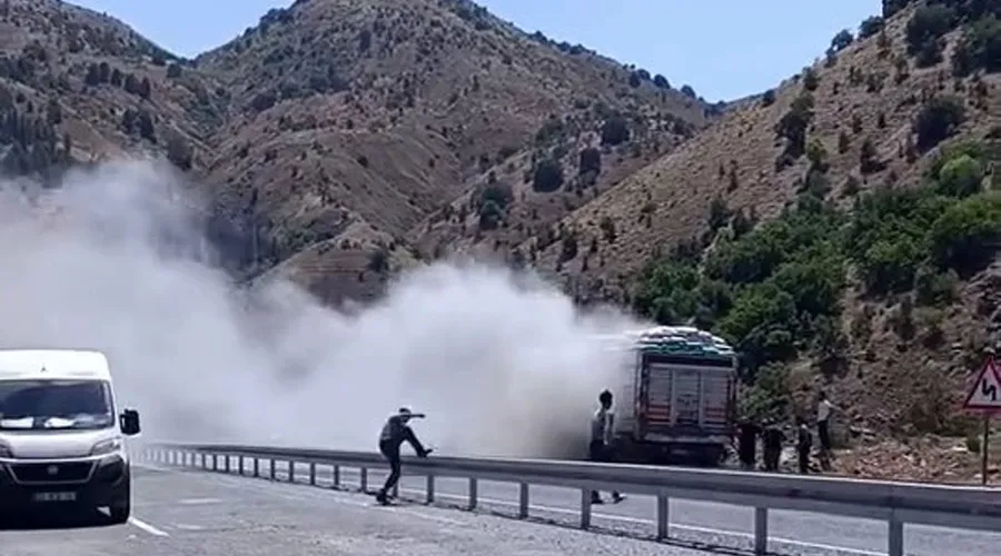 Seyir halindeki kamyondan yükselen dumanlar paniğe neden oldu