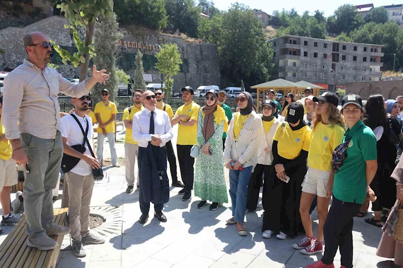 Turistik trenle Bitlis’e gelen öğrenciler tarihi mekanları gezdi