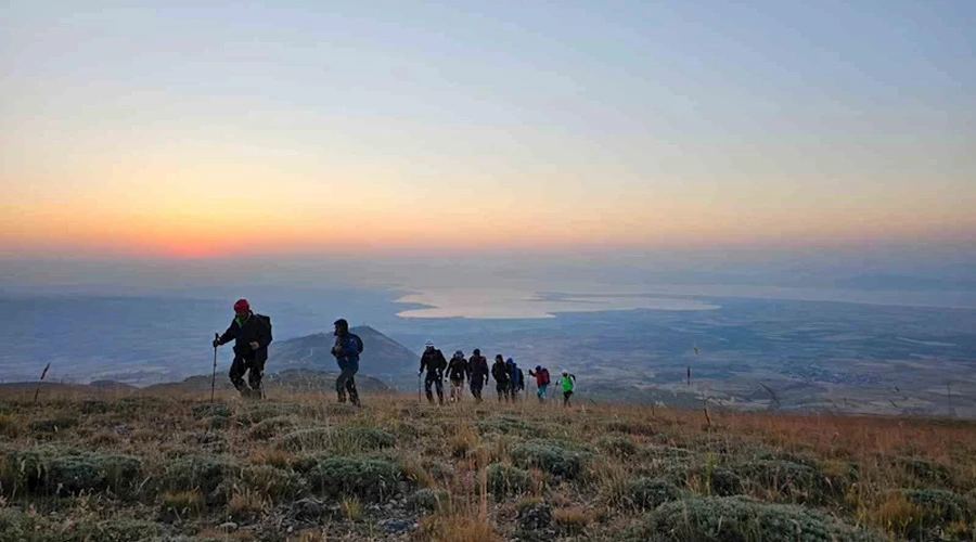 Vangölü Aktivistleri Derneği üyeleri Süphan Dağı’na tırmandı