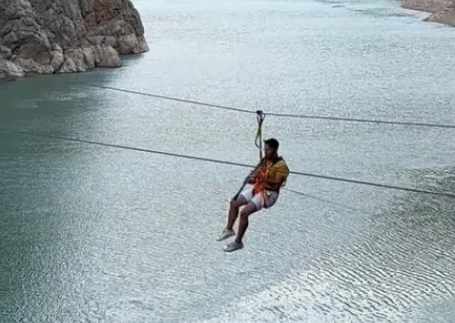 Fırat Nehri’nin muhteşem manzarası eşliğinde zipline yaparak klarnet çaldı
