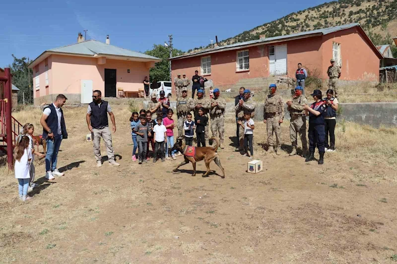 Bingöl’de jandarma ekipleri, öğrencilerle bir araya geldi
