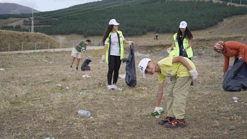 1 tondan fazla çöp topladılar
