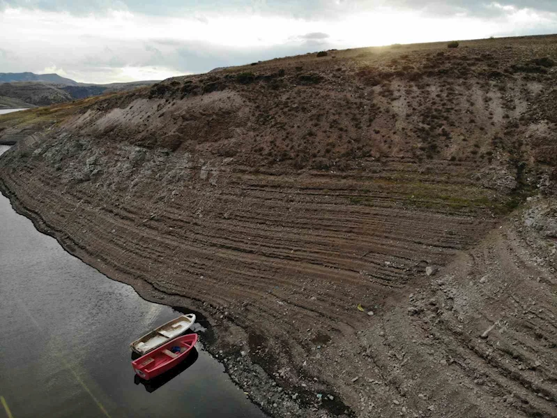 Kars’ta baraj suları 40 metre çekildi
