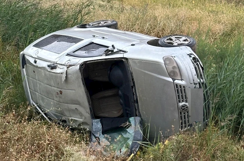 Van Hakkari karayolunda hafif ticari araç takla attı: 2’si çocuk 4 yaralı