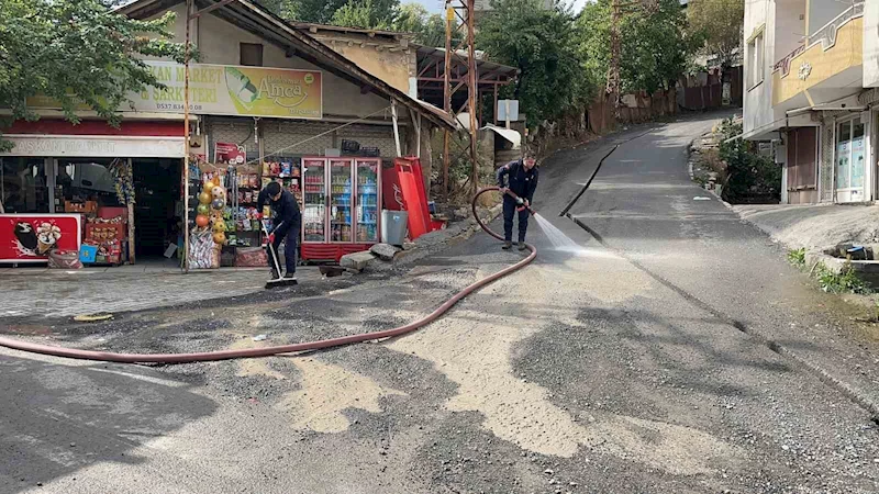 Selden sonra caddeler tazyikli suyla yıkandı
