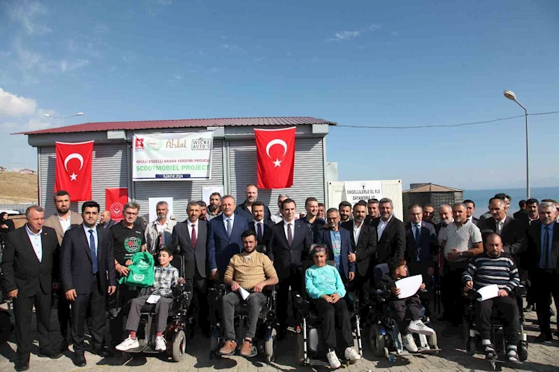 Ahlat’ta 50 engelliye akülü araç hediye edildi
