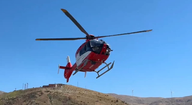 Hizan’da dağlık alanda metrelerce yuvarlanan vatandaş ambulans helikopterle kurtarıldı