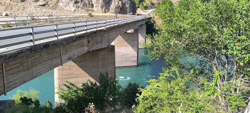 Baraj gölüne uçan araçtan inanılmaz kurtuluş
