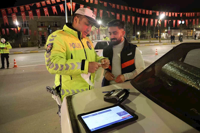 Farlarını açmayı unuttu, yeni yılın ilk cezasını yedi
