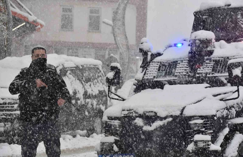 Hakkari polisi kar kış demeden görev başında
