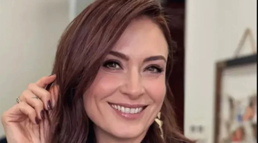 Ceyda Düvenci Saçlarına Veda Etti: Yeni Koyu Tonlar Olay Oldu!