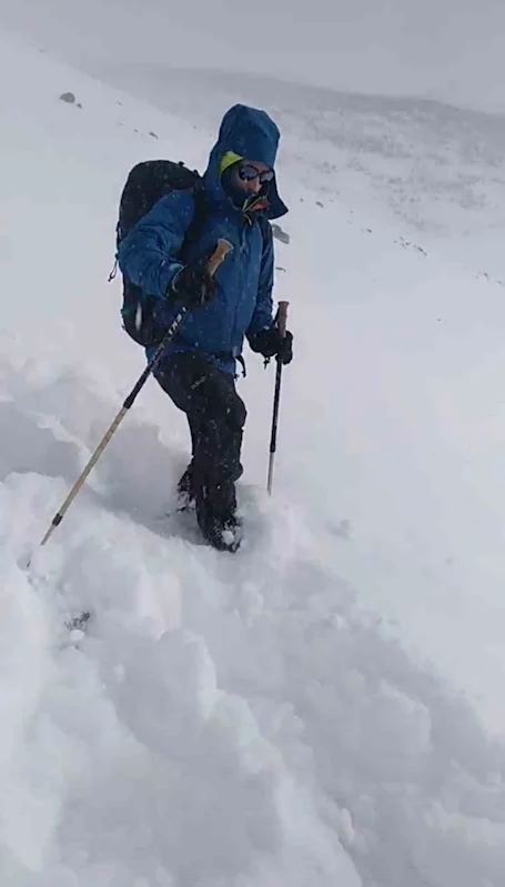 Ağrı Dağı’na çıkmak isteyen dağcılara kar ve fırtına engeli
