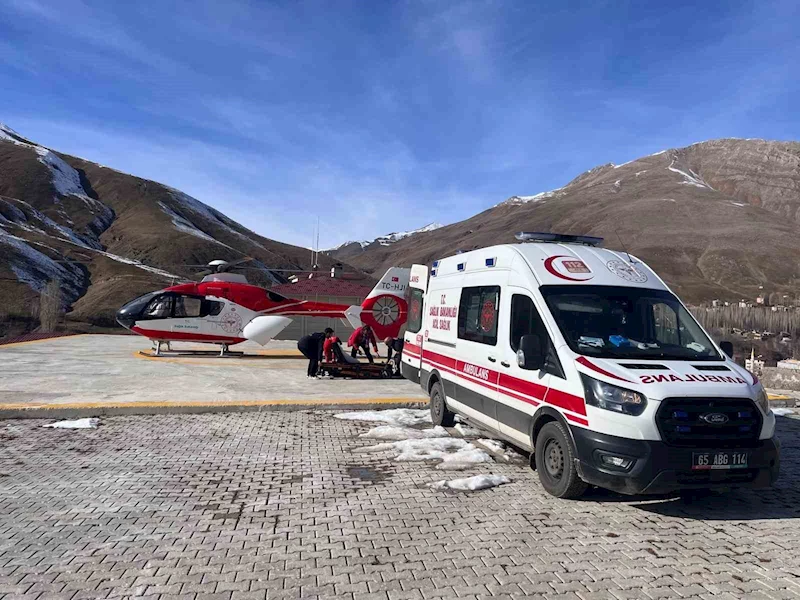 Bahçesaray’da hamile kadın, ambulans helikopterle Van’a sevk edildi