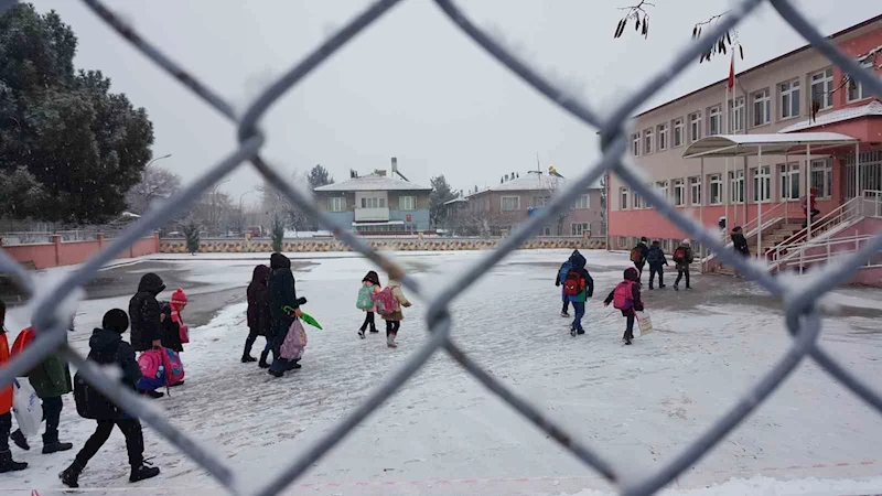 Erzincan güne kar yağışıyla uyandı
