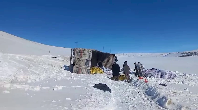 Erzurum’da yem yüklü kamyon devrildi
