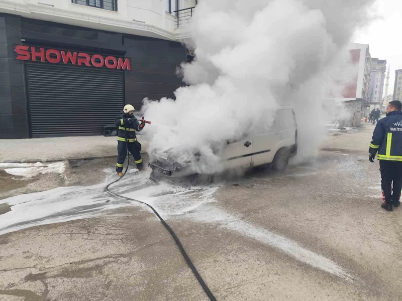 Van’da seyir halindeki araç yandı