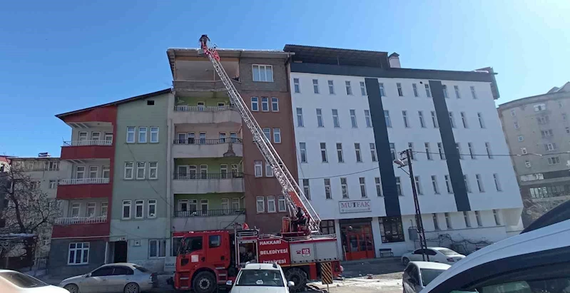 Hakkari’de tehlike saçan buzlar temizlendi
