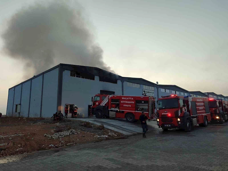 Malatya’da çıkan yangında fabrikada büyük hasar oluştu
