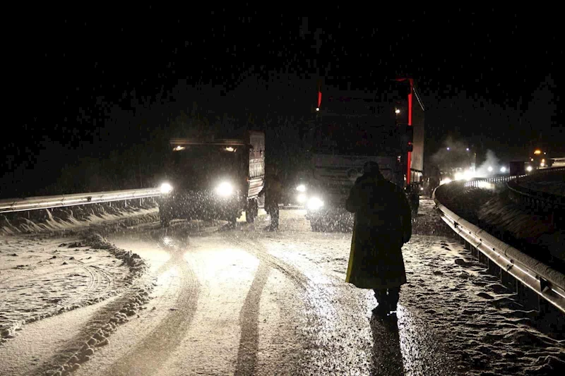 Sakaltutan ve Ahmediye geçitlerinde kar ve tipi etkili oldu
