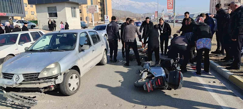 Otomobille çarpışan motosikletin sürücüsü ağır yaralandı
