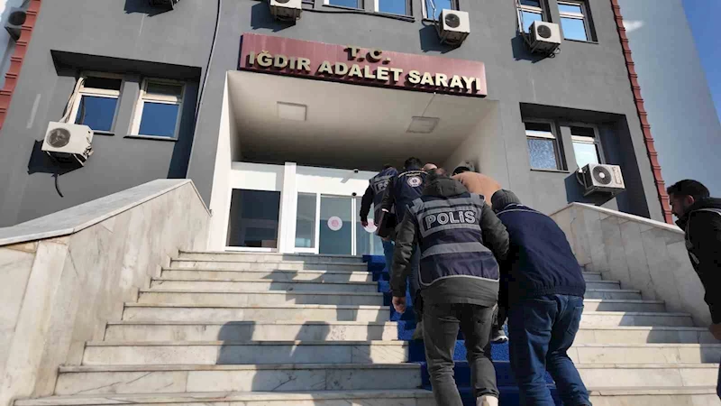 Iğdır’da göçmen kaçakçılığı operasyonu: 4 düzensiz göçmen yakalandı, 2 şüpheli tutuklandı
