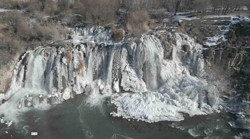 Muradiye Şelalesi kısmen buz tuttu