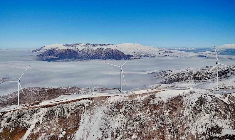 Bitlis’teki rüzgar güllerinin sisli dağlarla görüntüsü mest ediyor
