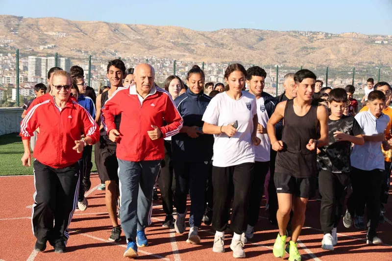 Necdet Ayaz, adının verildiği sahada eşiyle birlikte koştu
