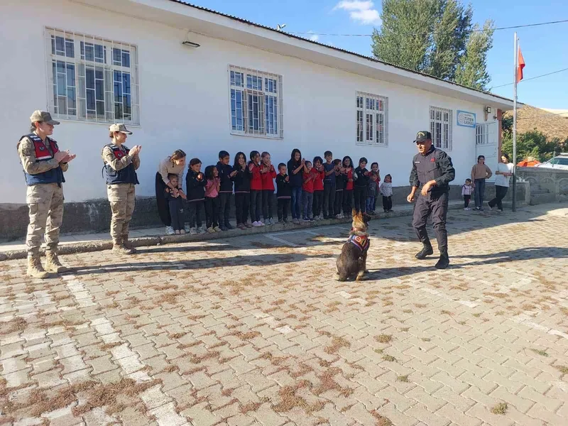Muş’ta jandarma ekiplerinden öğrencilere eğitici ziyaret
