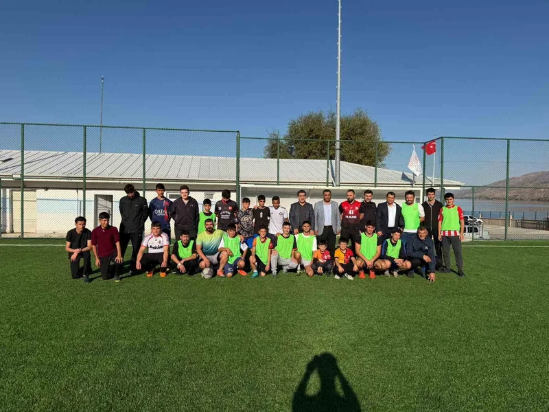 Öğrenciler ve aileleri futbol maçı yaptı, ortaya renkli görüntüler çıktı
