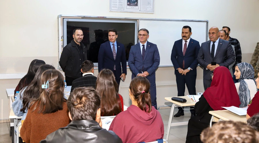 Van Valisi Dr. Ozan Balcı’dan Alpaslan Fen Lisesine Ziyaret: Öğrencilere Kitap Hediyesi