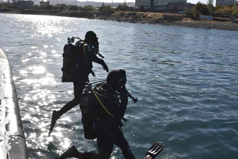 Kurbağa adamlar ve deniz polisi Van Gölü’nde kaçakçılara göz açtırmıyor
