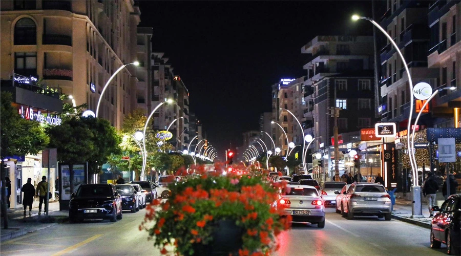 Van İkinisan Caddesi Işıl Işıl Oldu
