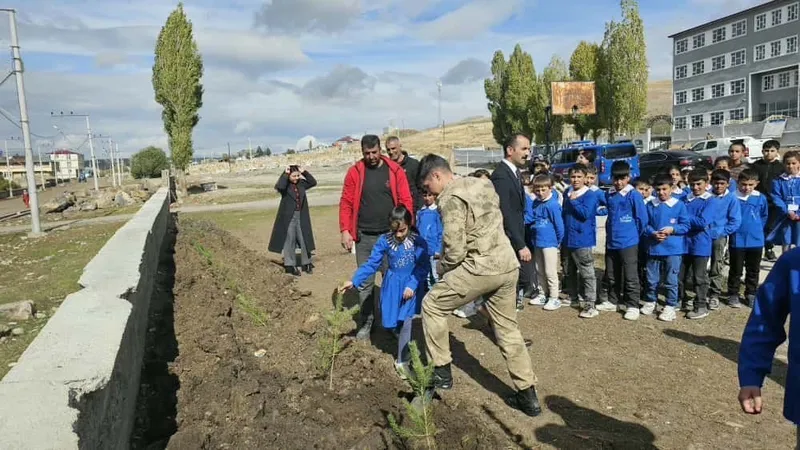 Kars’ta öğrenciler fidanları toprakla buluşturdu
