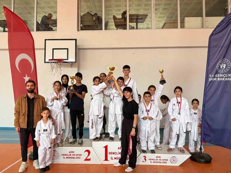 Patnos’ta minikler Cumhuriyet için ter döktü
