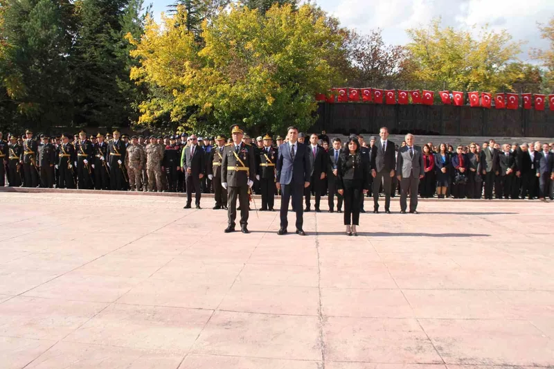 Tunceli’de Cumhuriyet Bayramı kutlamaları çelenk sunma töreni ile başladı
