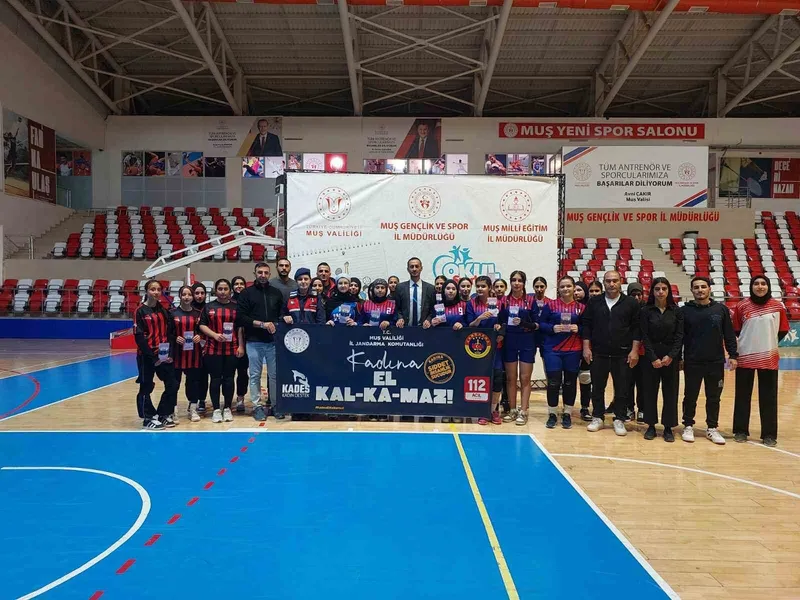 Muş’ta liseler arası voleybol maçında kadına şiddet farkındalığı
