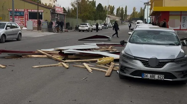Ağrı’da şiddetli rüzgar çatıları uçurdu
