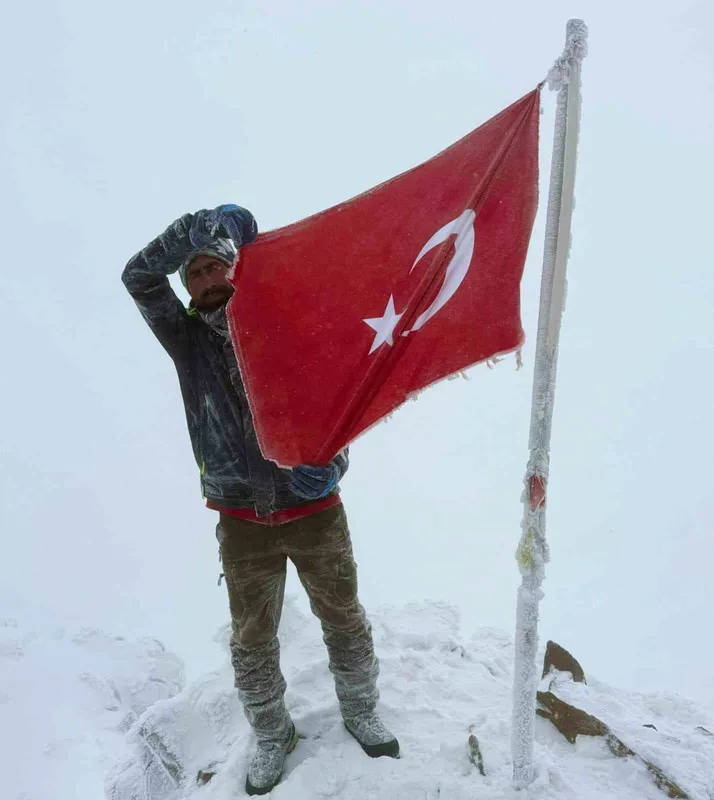 Elazığlı sporcu Cumhuriyet coşkusunu Erciyes’in zirvesine taşıdı
