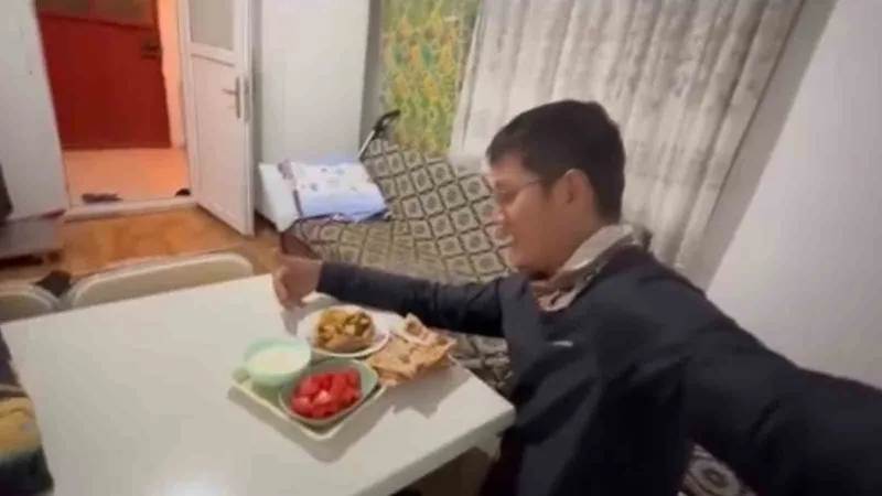 Kemaliye’den misafirperverlik örneği: Tayvanlı turist ücret ödemek istedi, muhtar kabul etmedi
